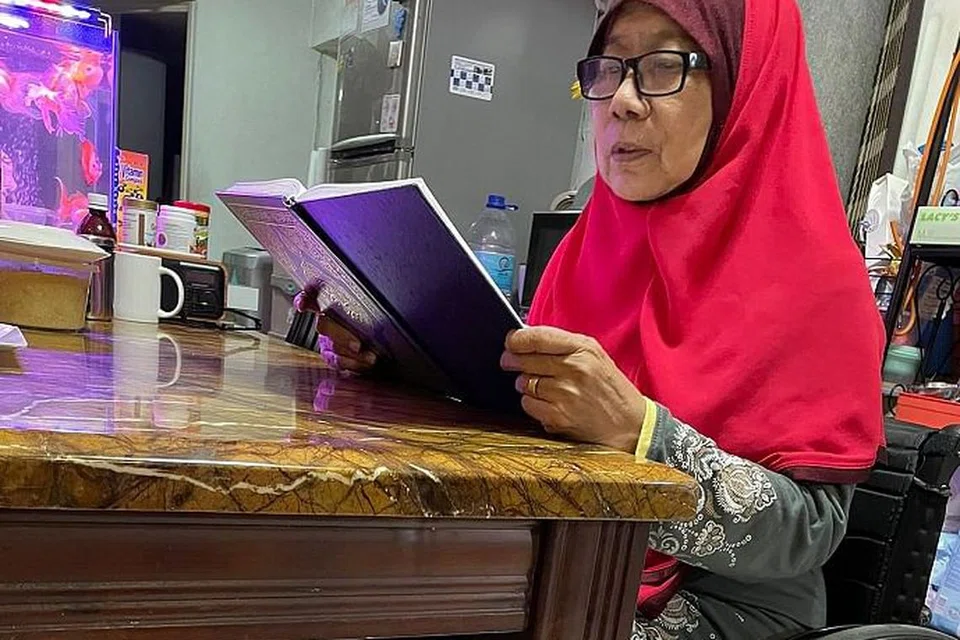 TERUS TABUR KHIDMAT: Cik Aisah masih lagi mengajar Al-Quran semasa waktu lapangnya.