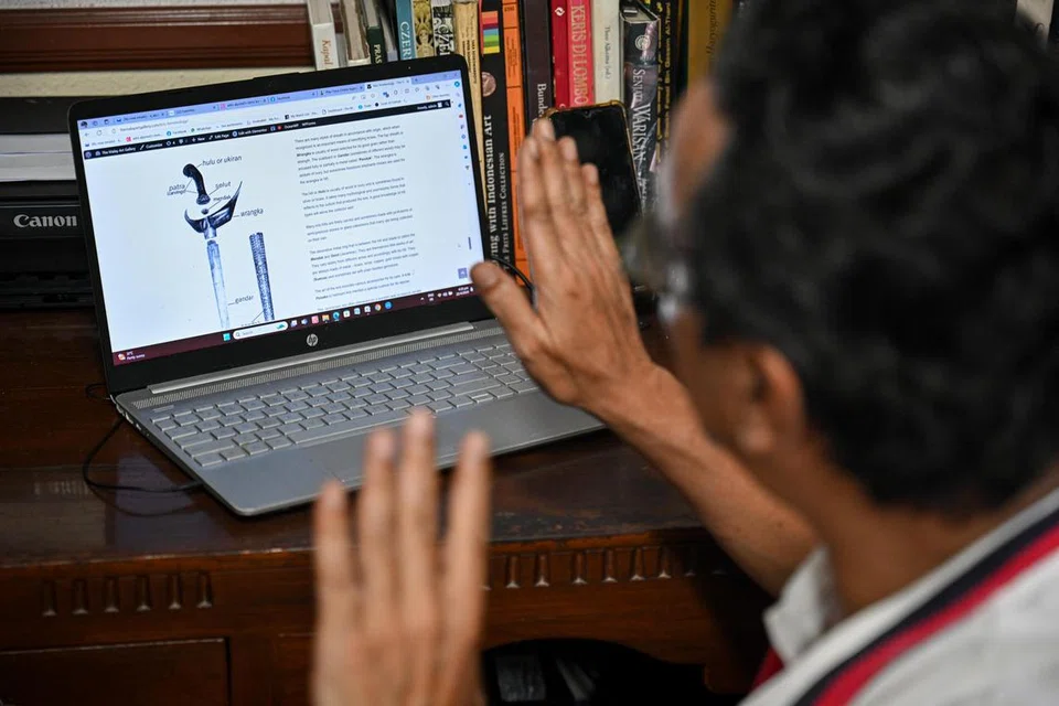 Syed Abubakar Hussain Aljunied menjelaskan ciri-ciri berbeza yang terdapat pada pelbagai jenis keris. Maklumat tersebut juga boleh didapati di laman webnya. 