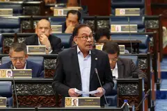 MAHU SELESAI SEBAIK MUNGKIN: Perdana Menteri Datuk Seri Anwar Ibrahim ketika sesi soal jawab pada Persidangan Dewan Rakyat di Bangunan Parlimen.