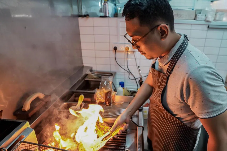 PROSES MEMASAK TERPERINCI: Encik Ahmad Shakirin Roslan adalah pemilik bersama dan juga antara cef Salai by Meatdrop. 