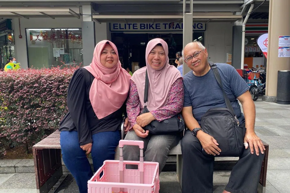 (Dari kiri) Anak perempuan Cik Zubaidah, Cik Liyana Muhammad Fauzi; Cik Zubaidah Mohd Yusoff; Encik Muhammad Fauzi Kamsan merupakan antara 10,000 penduduk di GRC Marsiling-Yew Tee yang menerima ‘Tawaran MY $1’. 