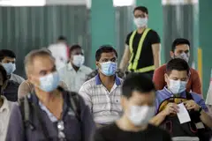 PASARAN BURUH: Pekerja penting menunggu di pusat pemeriksaan untuk menjalani ujian swab Covid-19 di The Float @ Marina Bay di Singapura, pada 10 Jun lalu.