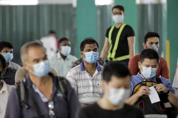 PASARAN BURUH: Pekerja penting menunggu di pusat pemeriksaan untuk menjalani ujian swab Covid-19 di The Float @ Marina Bay di Singapura, pada 10 Jun lalu.