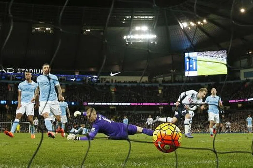 GOL: Pemain Tottenham Hotspur, Christian Eriksen (dua dari kanan), menjaringkan gol kemenangan pasukannya. - Foto REUTERS