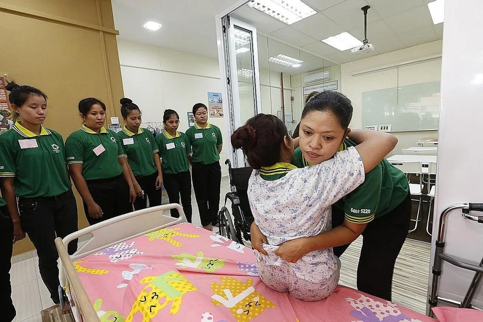 PERTINGKAT LATIHAN: Pensijilan WSQ yang sedang dirintis dijangka memberi jaminan kepada majikan tentang mutu latihan yang baik diterima oleh para pembantu rumah. - Foto fail