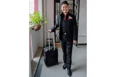 MANTAPKAN EKONOMI KELUARGA: Rancangan Encik Ahmad Hosni untuk mengundurkan diri terbantut apabila syarikat penerbangannya menawarkan semula jawatan sepenuh masa sebagai pramugara pada November tahun lalu. - Foto BM oleh NUR DIYANA TAHA