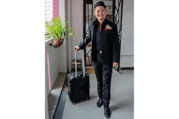 MANTAPKAN EKONOMI KELUARGA: Rancangan Encik Ahmad Hosni untuk mengundurkan diri terbantut apabila syarikat penerbangannya menawarkan semula jawatan sepenuh masa sebagai pramugara pada November tahun lalu. - Foto BM oleh NUR DIYANA TAHA