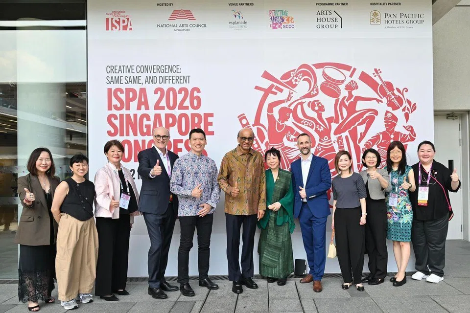 Presiden Tharman Shanmugaratnam (tujuh dari kanan) bersama isterinya, Puan Jane Ittogi, dan Pemangku Menteri Kebudayaan, Masyarakat dan Belia, Encik David Neo (lima dari kiri) di majlis pembukaan Kongres Persatuan Seni Persembahan Antarabangsa (ISPA) 2026 Singapura di Panggung Singtel Waterfront pada 19 Mei. Majlis itu turut dihadiri oleh (dari kiri) Timbalan Ketua Pegawai Eksekutif, Majlis Seni Kebangsaan (NAC), Cik Lynette Pang; Ketua Pegawai Eksekutif, The Esplanade Co Ltd; Cik Yvonne Tham; Pengerusi NAC, Cik Goh Swee Chen, Ketua Pegawai Eksekutif ISPA, Encik David Baile; Pengerusi ISPA, Encik Alfonso Leal del Ojo; Ketua Pegawai Eksekutif NAC, Cik Elaine Ng; Setiausaha Tetap MCCY, Cik Teoh Zsin Woon; Timbalan Setiausaha (Kebudayaan & Sukan) MCCY, Dr Lee Tung Jean dan Pengarah, Kumpulan Ekosistem Seni (Seni Persembahan) NAC, Cik Serene Lim.