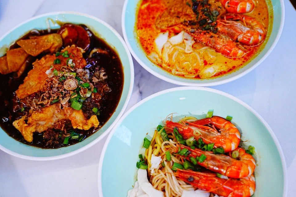Los platos de 'lor mee' (desde la izquierda, unen la rotación del reloj), laksa tradicional con camarones y fideos de camarones secos. 