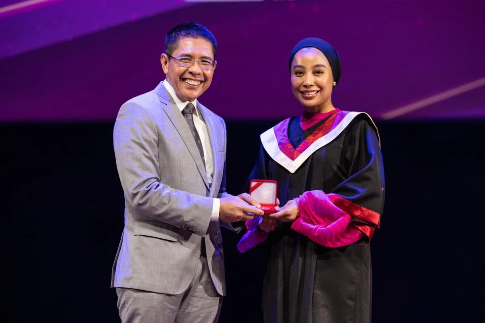Cik Sri Mardiah Suharman bersama dengan Menteri di Pejabat Perdana Menteri merangkap Menteri Kedua (Pendidikan merangkap Ehwal Luar), Dr Mohamad Maliki Osman (di kiri) semasa majlis penerimaan sijil di ITE Kolej Central di Ang Mo Kio pada 29 Julai. 