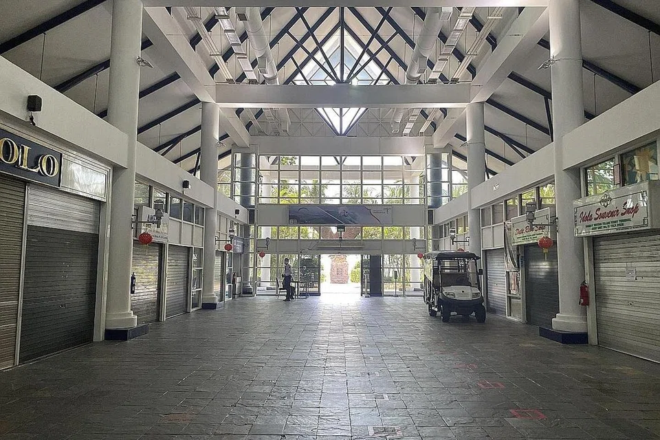 SEPI: Semua kedai di Terminal Feri Bandar Bentan Telani masih ditutup kecuali kaunter Bintan Resort Ferries.- Foto-foto BH oleh NORHAIZA HASHIM