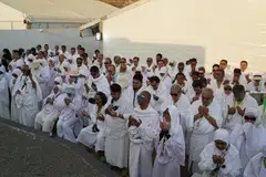 Jemaah TM Fouzy Travel berdoa di Padang Arafah. Foto dirakam pada bulan haji 2024. 