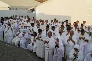 Jemaah TM Fouzy Travel berdoa di Padang Arafah. Foto dirakam pada bulan haji 2024. 