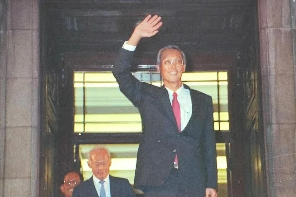 Encik Goh Chok Tong melambai kepada orang ramai di Padang selepas mengangkat sumpah sebagai perdana menteri kedua Singapura pada November 1990. Di belakangnya ialah Menteri Kanan, Encik Lee Kuan Yew.