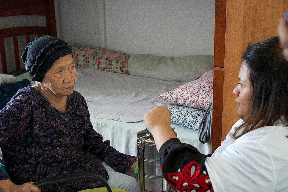 MENGHULUR JUADAH, BERKONGSI REZEKI: Pengerusi Jalinan-Di Bawah Bintang, Raja Siti Nurhudah, menyampaikan makanan dalam mangkuk tingkat kepada salah sebuah keluarga memerlukan di bawah program Jalinan-Hari Mangkuk Tingkat pada 12 Mei lalu, satu projek sosial yang baru diperkenal. - Foto ELLOONIA STUDIO