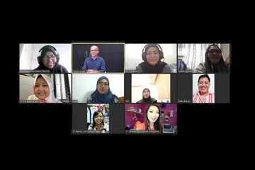 KELUHAN PENIAGA DARI RUMAH: Seramai 13 peniaga dari rumah telah menghadiri satu sesi dialog menerusi Zoom petang semalam, anjuran Berita Harian (BH) dan dihadiri oleh Setiausaha Parlimen (Kesihatan), Cik Rahayu Mahzam. - Foto BH oleh HARITH MUSTAFFA