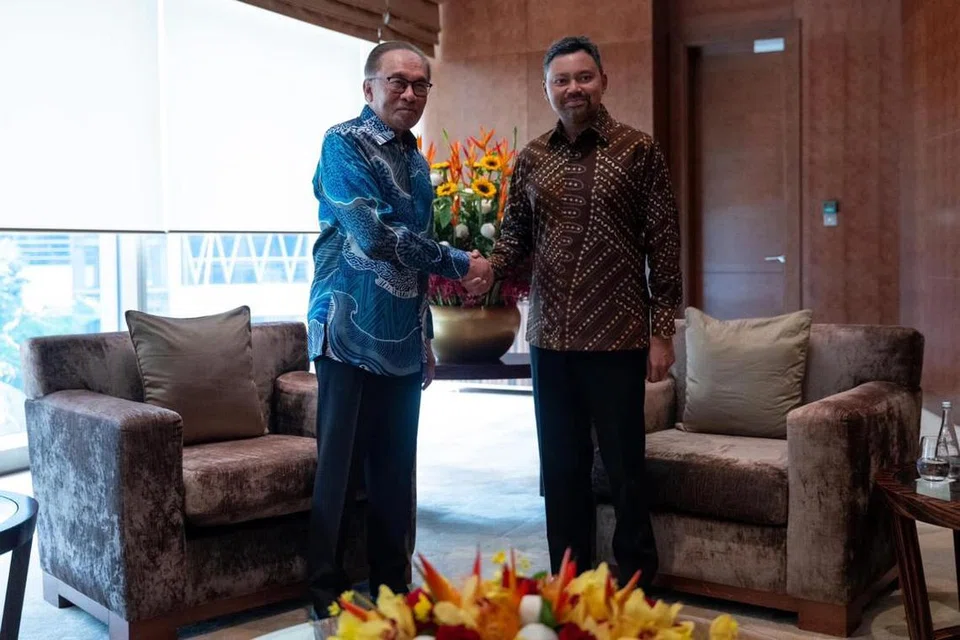 Perdana Menteri Malaysia, Datuk Seri Anwar Ibrahim (kiri), dalam pertemuan dengan Putera Mahkota Brunei, Putera Al-Muhtadee Billah, pada 8 Disember.
