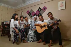 LALUI CABARAN BERSAMA: Walaupun perlu melalui cabaran bersama semasa baru mendirikan rumahtangga, pengalaman itulah yang membuat keluarga Cik Nuraini Mansor dan Encik Zuraimee Sarip lebih kuat, mesra dan berdaya tahan. - Foto BH oleh CHONG JUN LIANG