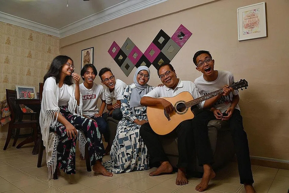 LALUI CABARAN BERSAMA: Walaupun perlu melalui cabaran bersama semasa baru mendirikan rumahtangga, pengalaman itulah yang membuat keluarga Cik Nuraini Mansor dan Encik Zuraimee Sarip lebih kuat, mesra dan berdaya tahan. - Foto BH oleh CHONG JUN LIANG