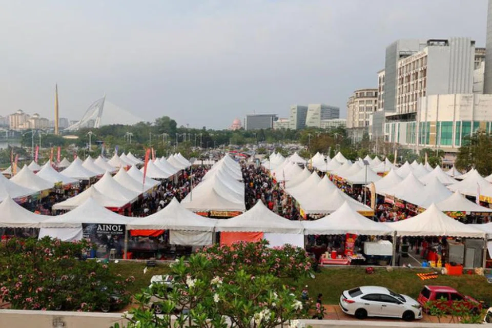 Bazar Ramadan di pusat pentadbiran kerajaan di Putrajaya di Presint 3, antara yang terbesar di Lembah Klang. 