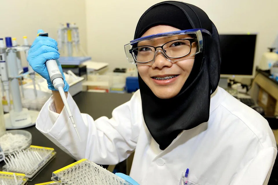 SAINTIS MUDA: Hsi-Min banyak meluangkan masa di dalam makmal di IBN untuk menjalankan eksperimen ke atas kit mengesan virus Zika. - Foto SHAHRIYA YAHYA