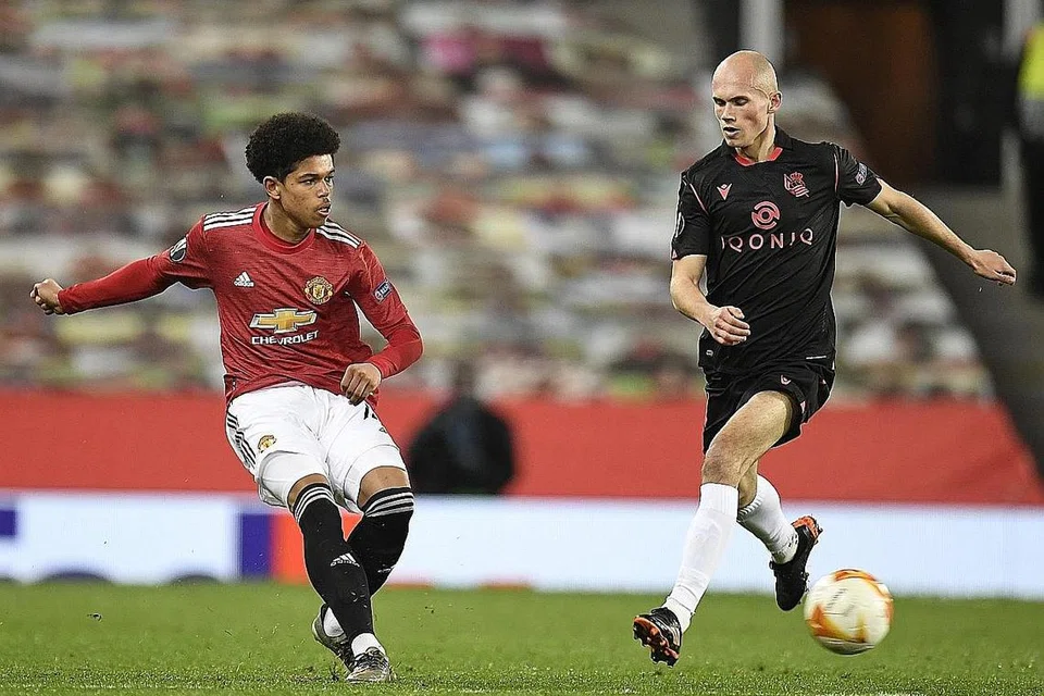 TURUT MARA: United mara ke kelompok 16 terakhir Liga Europa dengan kemenangan 4-0 ke atas Real Sociedad secara agregat. Turut beraksi ialah pemain muda Manchester United Shola Shoretire (kiri) - Foto EPA-EFE