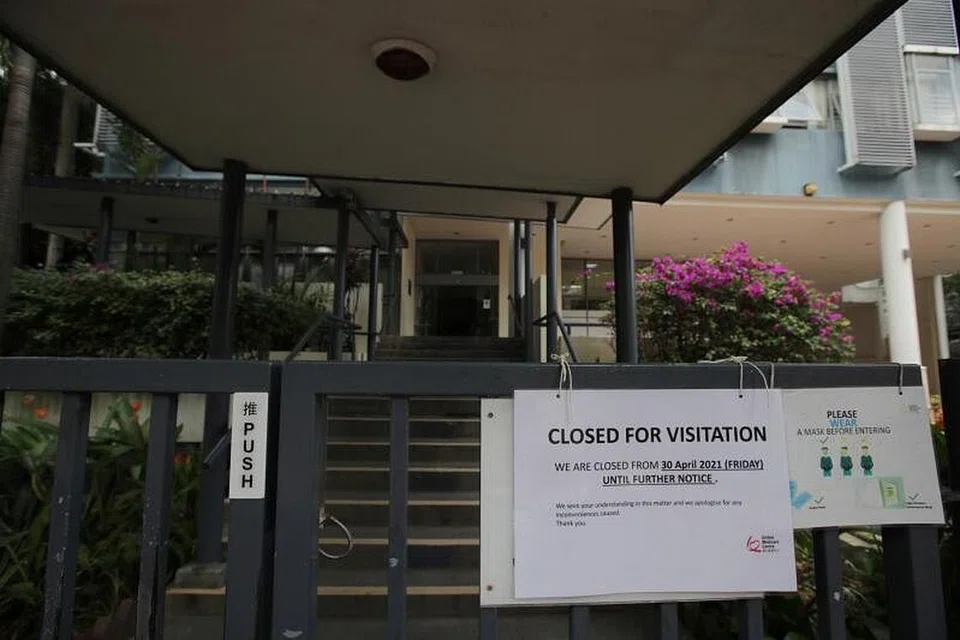 Tanda di luar United Medicare Center pada 3 Mei 2021 mengatakan bahawa rumah penjagaan itu ditutup kepada pengunjung. 