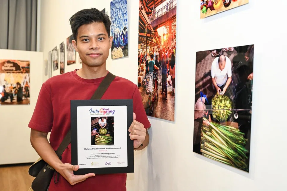Encik Muhamad ‘Izuddin Sufian Sujai memenangi tempat kedua untuk cabaran InstaGeylang 2024 bagi gambarnya yang menunjukkan pelanggan Melayu membeli ketupat di Pasar Geylang Serai.