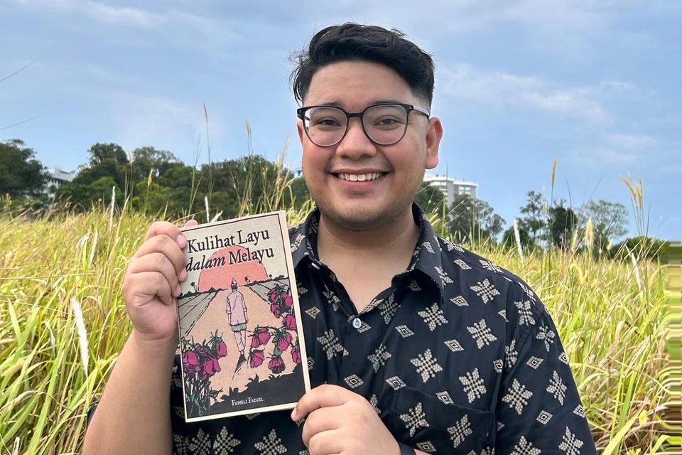 LANTANG KEMUKA SUARA BELIA: Encik Fadhli Rusydi Fadzil atau nama penanya, Fadhli Fadzil, lantang mengemukakan suara belia dalam isu penggunaan bahasa Melayu yang kian berkurangan dalam kalangan golongan muda melalui penerbitan majalah berskala kecil atau ‘zine’, Kulihat Layu dalam Melayu. 