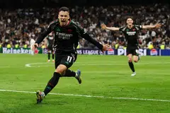 Pemain Arsenal, Gabriel Martinelli (kiri) bersama rakan pasukan meraikan kejayaan, selepas menjaringkan gol kedua mereka pada masa kecederaan di Stadium Bernabeu, Madrid pada 16 April. 