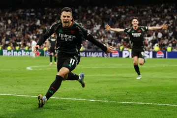 Pemain Arsenal, Gabriel Martinelli (kiri) bersama rakan pasukan meraikan kejayaan, selepas menjaringkan gol kedua mereka pada masa kecederaan di Stadium Bernabeu, Madrid pada 16 April. 