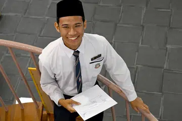 Ahmad Musaddiq Samadi, 18 tahun, mengakui beliau kadangkala berasa terbeban dengan pelbagai tanggungjawab. Usaha gigihnya membuahkan hasil apabila beliau muncul sebagai salah seorang pelajar terbaik di Madrasah Aljunied Al-Islamiah dalam peperiksaan Program Diploma International Baccalaureate (IBDP) dengan memperolehi 40 mata daripada 45 mata penuh.