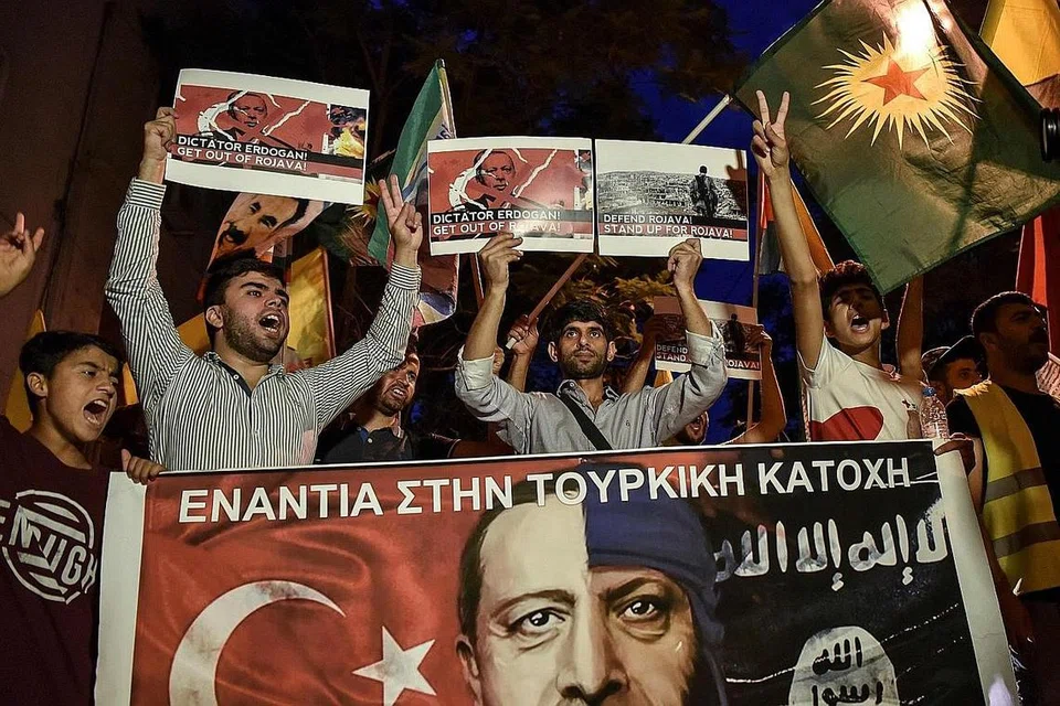 SERANGAN DIBANTAH: Masyarakat Kurdi yang menetap di Athens, Greece, mengadakan bantahan berdekatan kedutaan Turkey di bandar itu bagi menentang tindakan Turkey menyerang wilayah timur laut Syria.