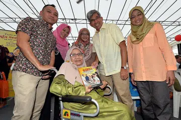 ANTARA KELUARGA BESTARI: Salah satu keluarga bestari yang ditampilkan dalam buku Rahsia Keluarga Bestari adalah keluarga Cik Hamidah Ahmad (berkerusi roda) bersama tiga anaknya, (berdiri, dari kiri) Encik Ridzuan Ismail, Cik Raihan Ismail dan Cik Rufaidah Ismail. Mereka bergambar bersama (keempat dari kiri) Menteri Bertanggungjawab bagi Ehwal Masyarakat Islam, Dr Yaacob Ibrahim dan (paling kanan) Ketua Pegawai Eksekutif (CEO) Mendaki, Cik Rahayu Buang, - Foto ZAINAL YAHYA