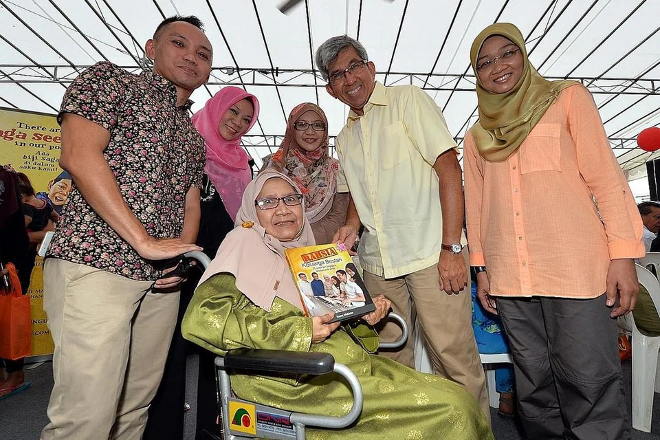 ANTARA KELUARGA BESTARI: Salah satu keluarga bestari yang ditampilkan dalam buku Rahsia Keluarga Bestari adalah keluarga Cik Hamidah Ahmad (berkerusi roda) bersama tiga anaknya, (berdiri, dari kiri) Encik Ridzuan Ismail, Cik Raihan Ismail dan Cik Rufaidah Ismail. Mereka bergambar bersama (keempat dari kiri) Menteri Bertanggungjawab bagi Ehwal Masyarakat Islam, Dr Yaacob Ibrahim dan (paling kanan) Ketua Pegawai Eksekutif (CEO) Mendaki, Cik Rahayu Buang, - Foto ZAINAL YAHYA