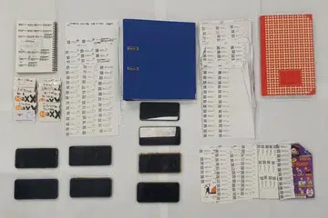 Polis merampas telefon bimbit, buku nota dengan catatan, kad SIM dan dokumen dengan kod Respons Pantas (QR) syarikat telekomunikasi dalam serbuan ke atas 3 kedai.