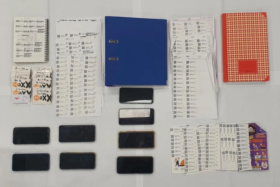 Polis merampas telefon bimbit, buku nota dengan catatan, kad SIM dan dokumen dengan kod Respons Pantas (QR) syarikat telekomunikasi dalam serbuan ke atas 3 kedai.