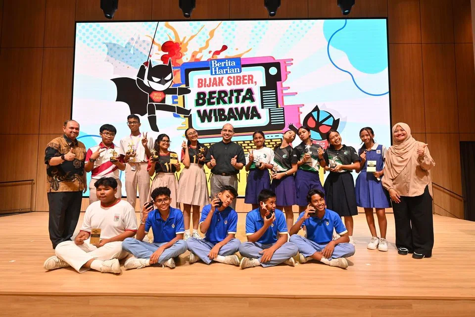 Kemenangan Sekolah Menengah Bedok South, Sekolah Menengah Commonwealth dan Sekolah Menengah Raffles Girls, serta pemenang bagi tiga kategori individu dalam Kem Wartawan Muda Gen G, anjuran Berita Harian, diraikan bersama Timbalan Pengarah, Cawangan Bahasa Ibunda, Kementerian Pendidikan (MOE), Encik Zaflin Abdul Hamid (berdiri, kiri); Setiausaha Parlimen Kanan (Pendidikan merangkap Pembangunan Negara), Dr Syed Harun Alhabsyi (berdiri, enam dari kiri); dan Editor Audiens dan Perkembangan Berita Harian, Cik Norhaiza Hashim (berdiri, kanan).