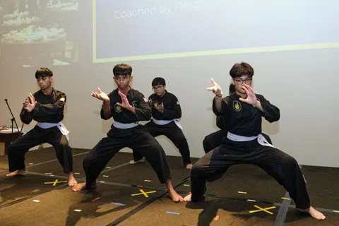 Persembahan silat oleh belia Masjid An-Nur di bawah perguruan Si Rumpun Padi sempena sambutan ulang tahun ke-45 Masjid An-Nur di acara Makan Malam Gala ke-45 pada Sabtu, 26 Julai 2025. 