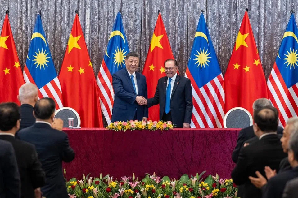 Perdana Menteri Malaysia, Datuk Seri Anwar Ibrahim (kanan), bersama Presiden China, Encik Xi Jinping, dalam pertemuan di Putrajaya, sempena lawatan negara selama tiga hari pemimpin China itu ke Malaysia bermula 15 April.