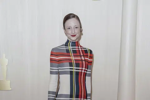 Andrea Risebrough kelihatan kurang sesuai memakai gaun berkotak-kotak dengan rona utama berwarna merah.