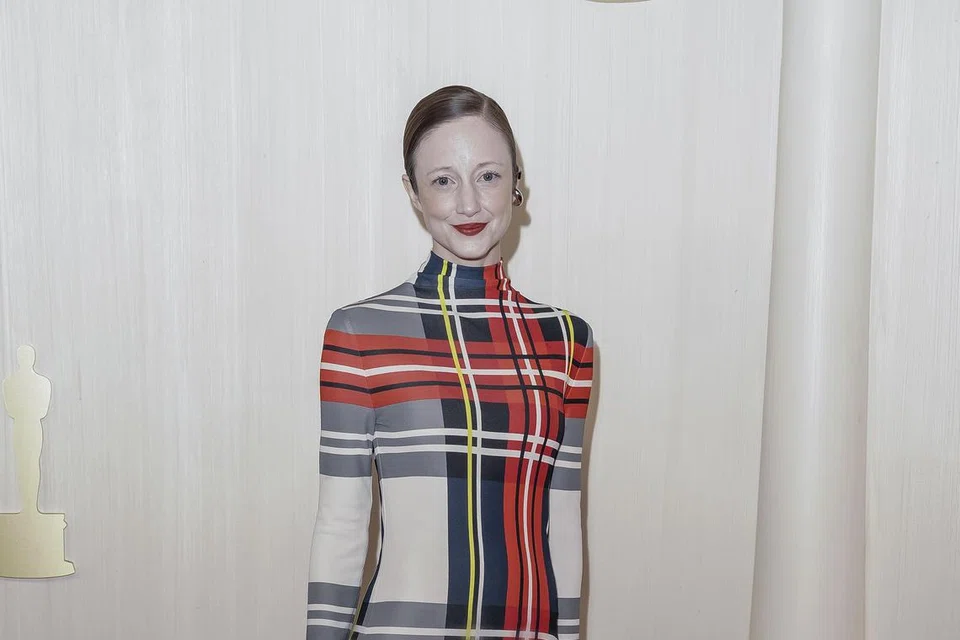 Andrea Risebrough kelihatan kurang sesuai memakai gaun berkotak-kotak dengan rona utama berwarna merah.