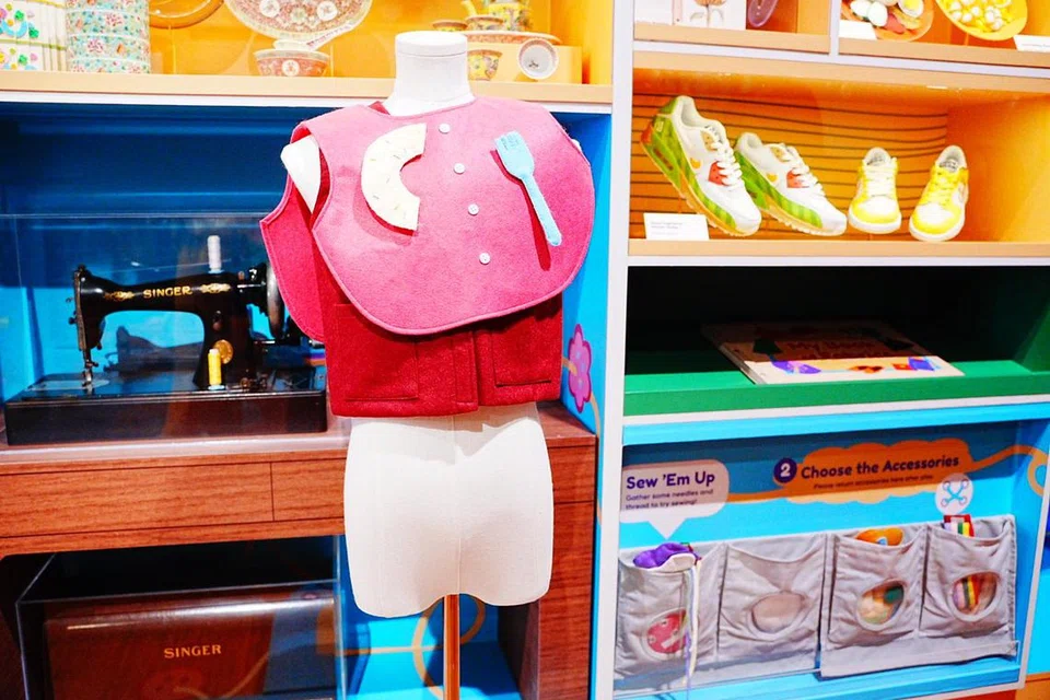 Kanak-kanak berpeluang bermain dengan pelbagai mainan yang menguji kreativiti mereka. Sebagai contoh, si cilik boleh menghasilkan baju rekaan sendiri bertemakan makanan dengan menggunakan bahan dan pakaian yang disediakan. 