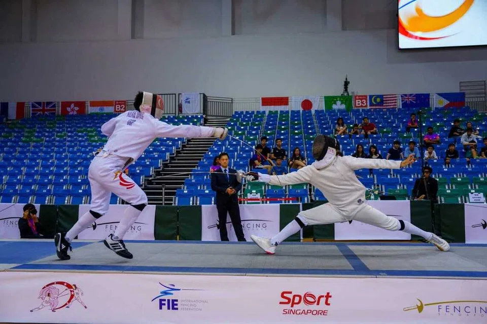 Azfar Luqman Ong (kiri), memenangi pingat emas dalam Kejohanan Singapura Terbuka 2025 pada Oktober.