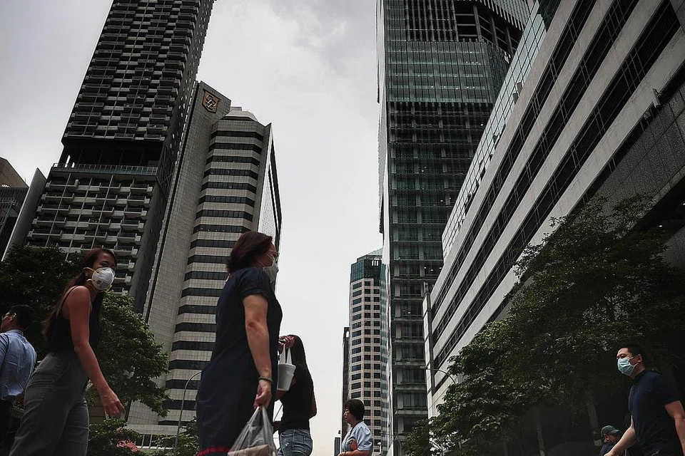 BANTU PEKERJA: NTUC akan berusaha melakukan campur tangan seperti program pelatih dan bekerja sambil belajar agar dapat mengalihkan PME daripada industri yang terjejas kepada industri pertumbuhan. - Foto BH oleh KELVIN CHNG