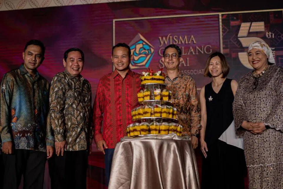 (Dari kiri) Pengurus Besar Wisma Geylang Serai, Encik Muhammad Saripi; Pengarah Kumpulan (Akar Umbi) Persatuan Rakyat (PA), Encik Pow Choon Ghee; Mayor Majlis Pembangunan Masyarakat (CDC) South East, Encik Mohd Fahmi Aliman; Menteri Negara (Ehwal Dalam Negeri merangkap Pembangunan Negara), Profesor Madya Dr Muhammad Faishal Ibrahim; Penolong Ketua Eksekutif (Operasi) PA, Cik Jeanie Tan dan Pengerusi Mesra, Cik Amatul Jameel Suhani Sujari, bergambar bersama sebelum memotong pulut kuning.