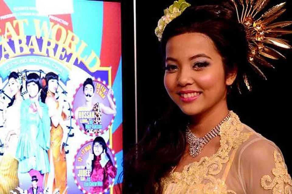 AMANAH BESAR: Aisyah Aziz (gambar) berharap amanah besar dalam menghidupkan watak Kartina Dahari di dalam pementasan khas ini dapat diterajuinya dengan yakin tanpa menghadapi masalah menyanyikan lagu malar segar Allahyarhamha. - Foto TUKIMAN WARJI