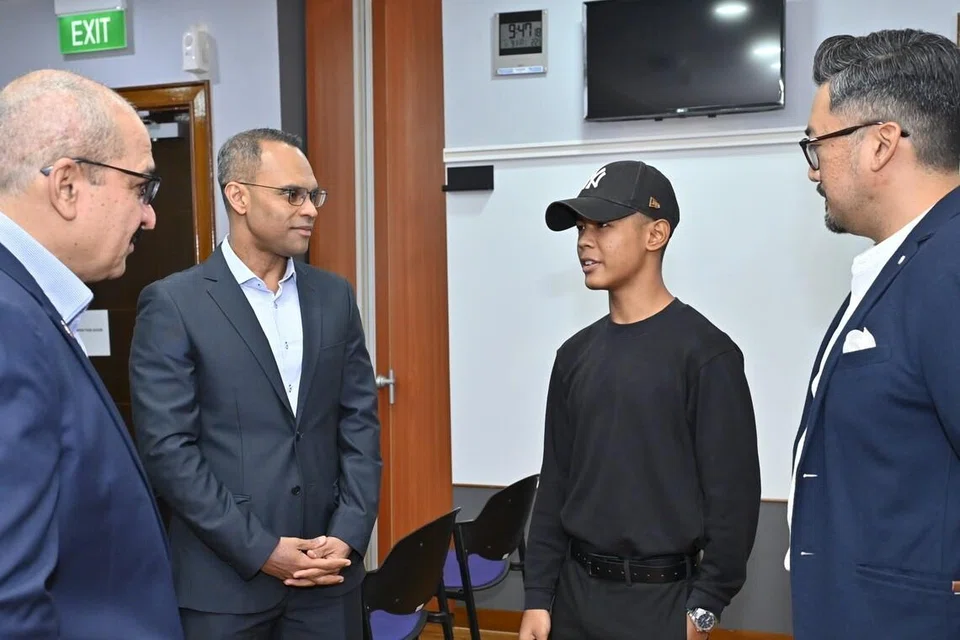 Mendaki, syarikat maritim, biasiswa