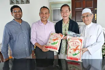 (Dari kiri) Pengasas Roses of Peace, Encik Mohamed Irshad Abbas Ali; Mayor CDC South East, Encik Mohd Fahmi Aliman; presiden Singapore Buddhist Lodge (SBL), Encik Tan Lee Huak; dan Imam Masjid Ba’alwie, Habib Hassan Al-Attas, di acara penyerahan sumbangan beras oleh SBL  di Masjid Ba’alwie pada 28 Februari.