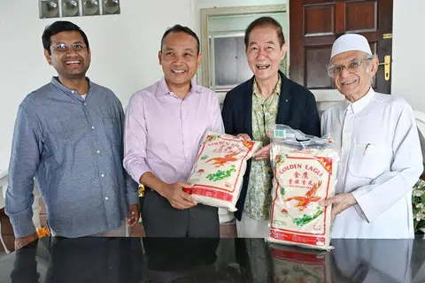 (Dari kiri) Pengasas Roses of Peace, Encik Mohamed Irshad Abbas Ali; Mayor CDC South East, Encik Mohd Fahmi Aliman; presiden Singapore Buddhist Lodge (SBL), Encik Tan Lee Huak; dan Imam Masjid Ba’alwie, Habib Hassan Al-Attas, di acara penyerahan sumbangan beras oleh SBL  di Masjid Ba’alwie pada 28 Februari.